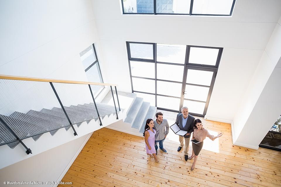 Modernes Wohnzimmer in einer von BuC Immobilien Management Brenner Daniel bewerteten Immobilie