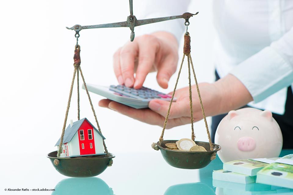 Mitarbeiter von BuC Immobilien Management Brenner Daniel berechnet etwas auf einem Taschenrechner