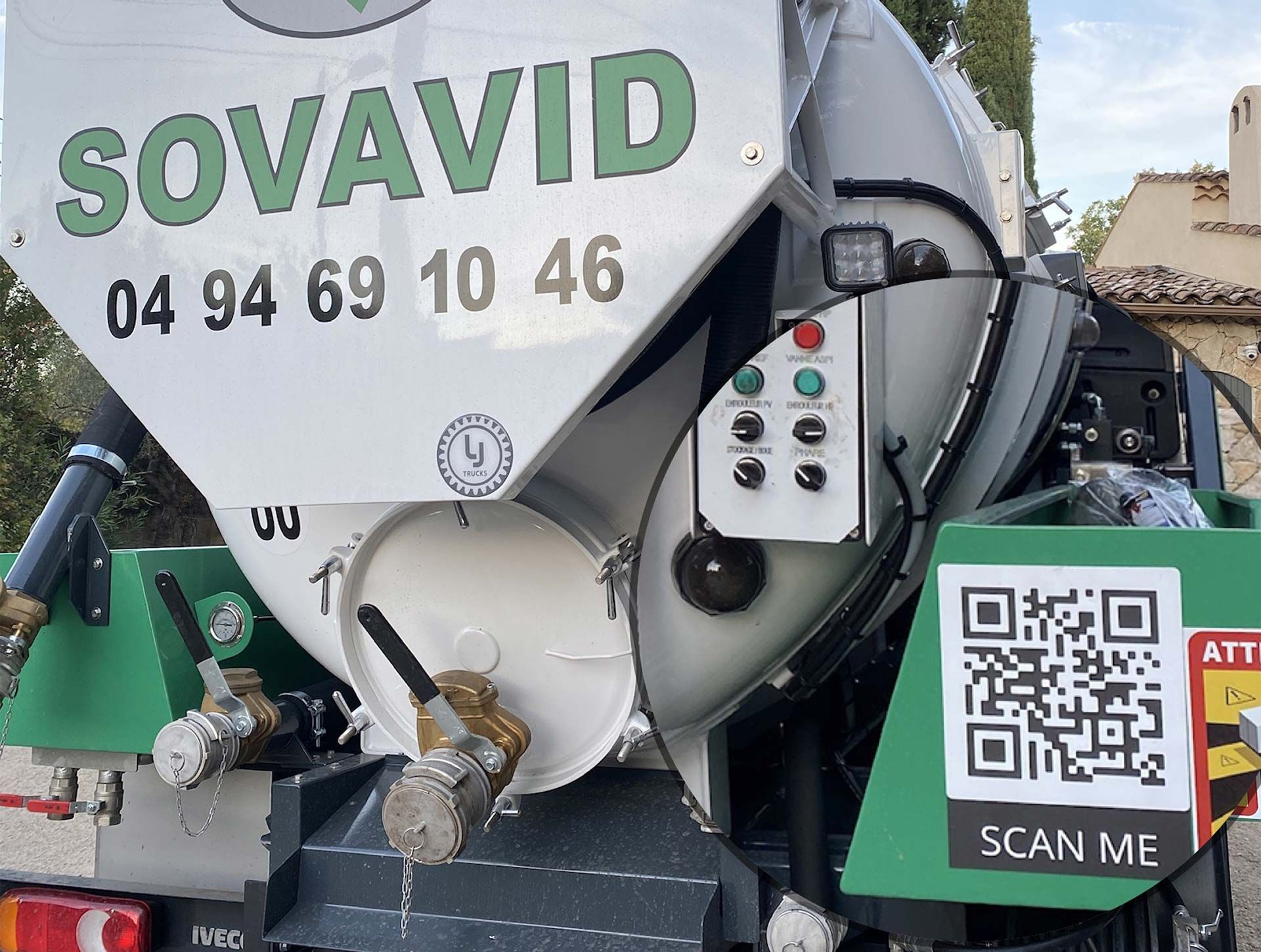 Camion-citerne blanc SOVAVID avec tuyaux et un panneau avec code QR sur le côté