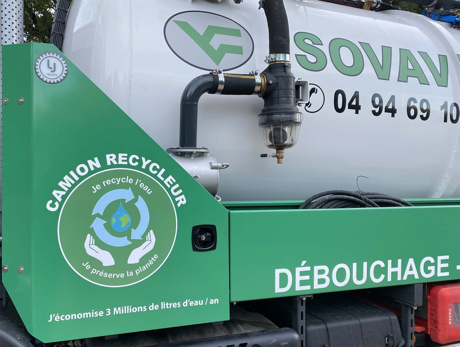 Camion d'égout vert et blanc avec tuyau et inscription en français nettoyage des canalisations et recyclage sur le côté