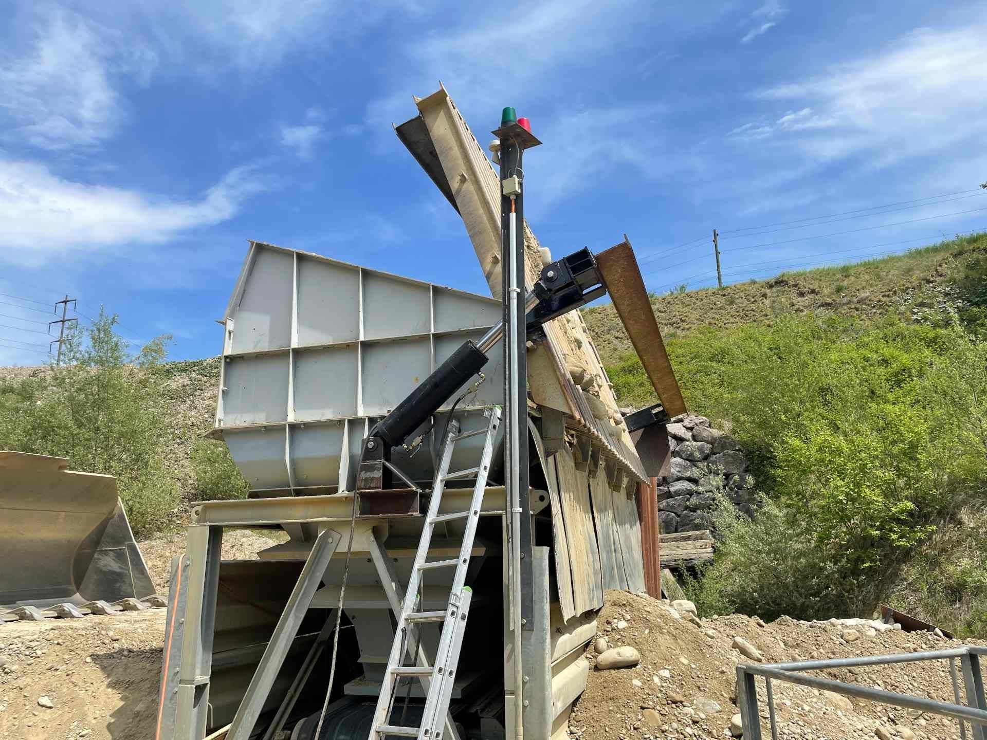 Zwei Männer laden Kisten in einen Lieferwagen.