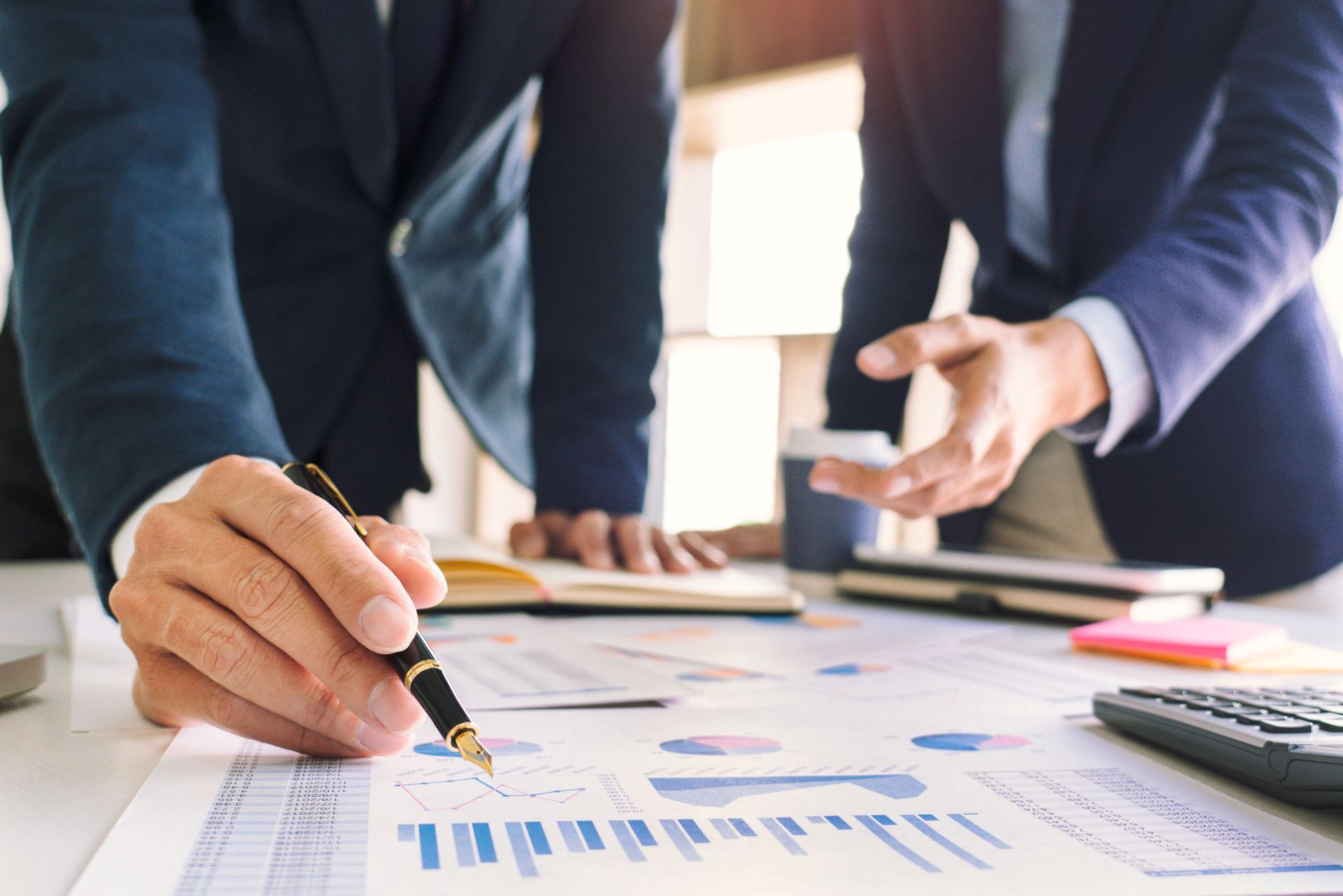 Des cadres prennent des notes sur des documents.