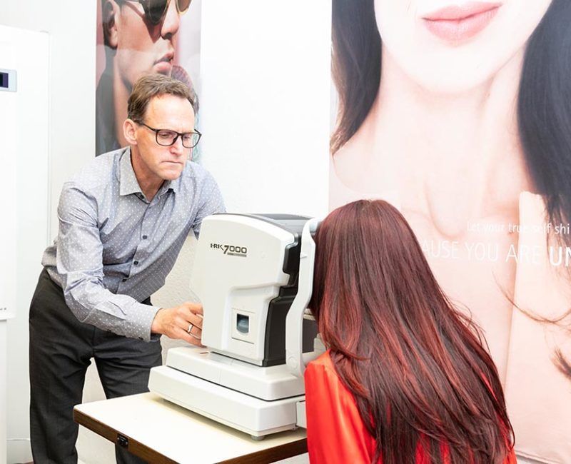 Sehstärkenmessung an einem Gerät bei einem Optiker