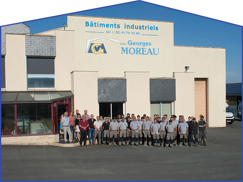 Groupe de personnes devant un immeuble portant l'inscription Bâtiments Industriels et Georges Moreau.