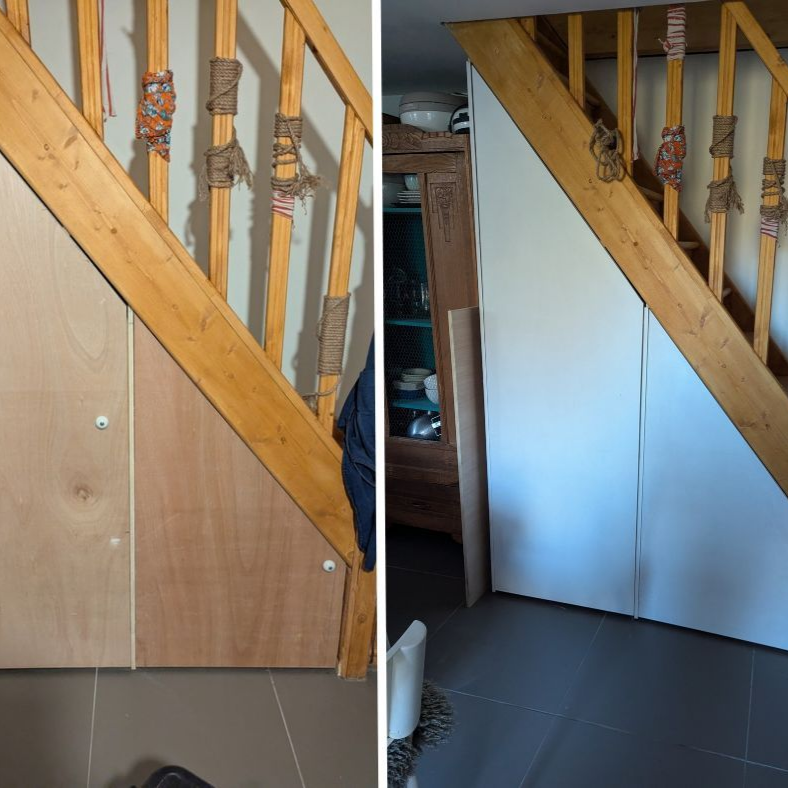 Un avant/après application de peinture blanche d'un meuble sous un escalier.