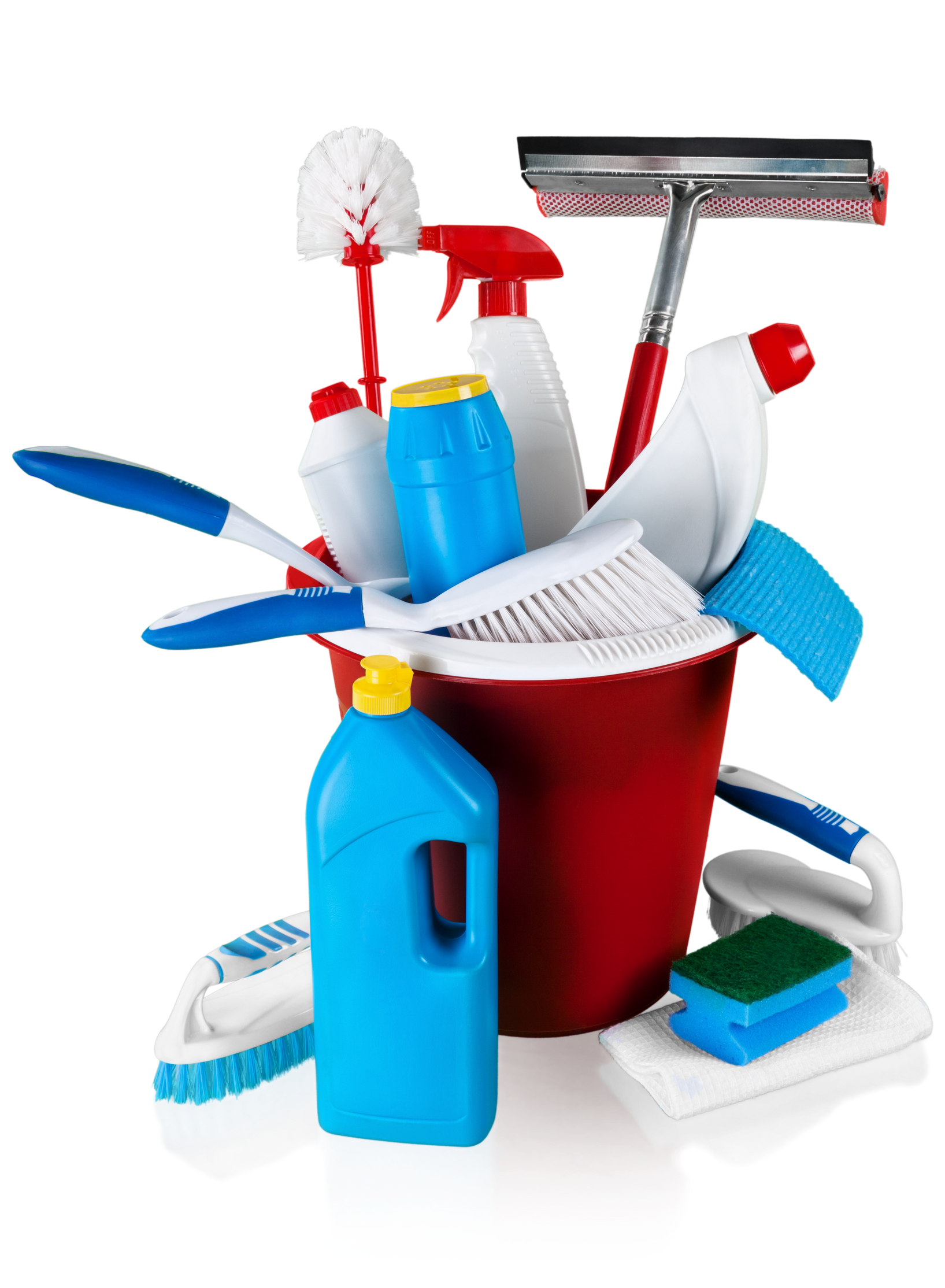 Un seau rouge rempli de divers produits de nettoyage colorés.