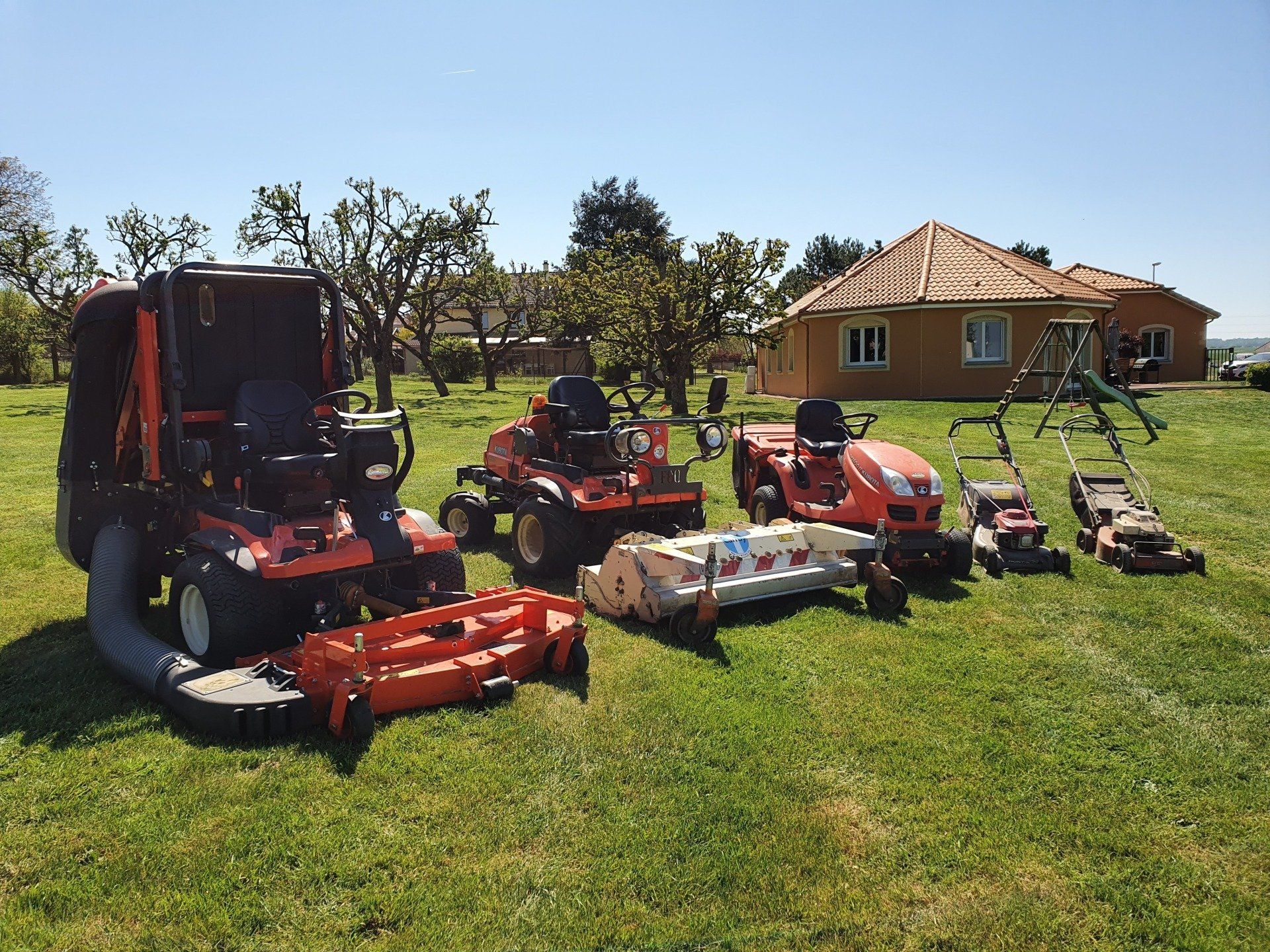 Cinq tondeuses de différentes tailles