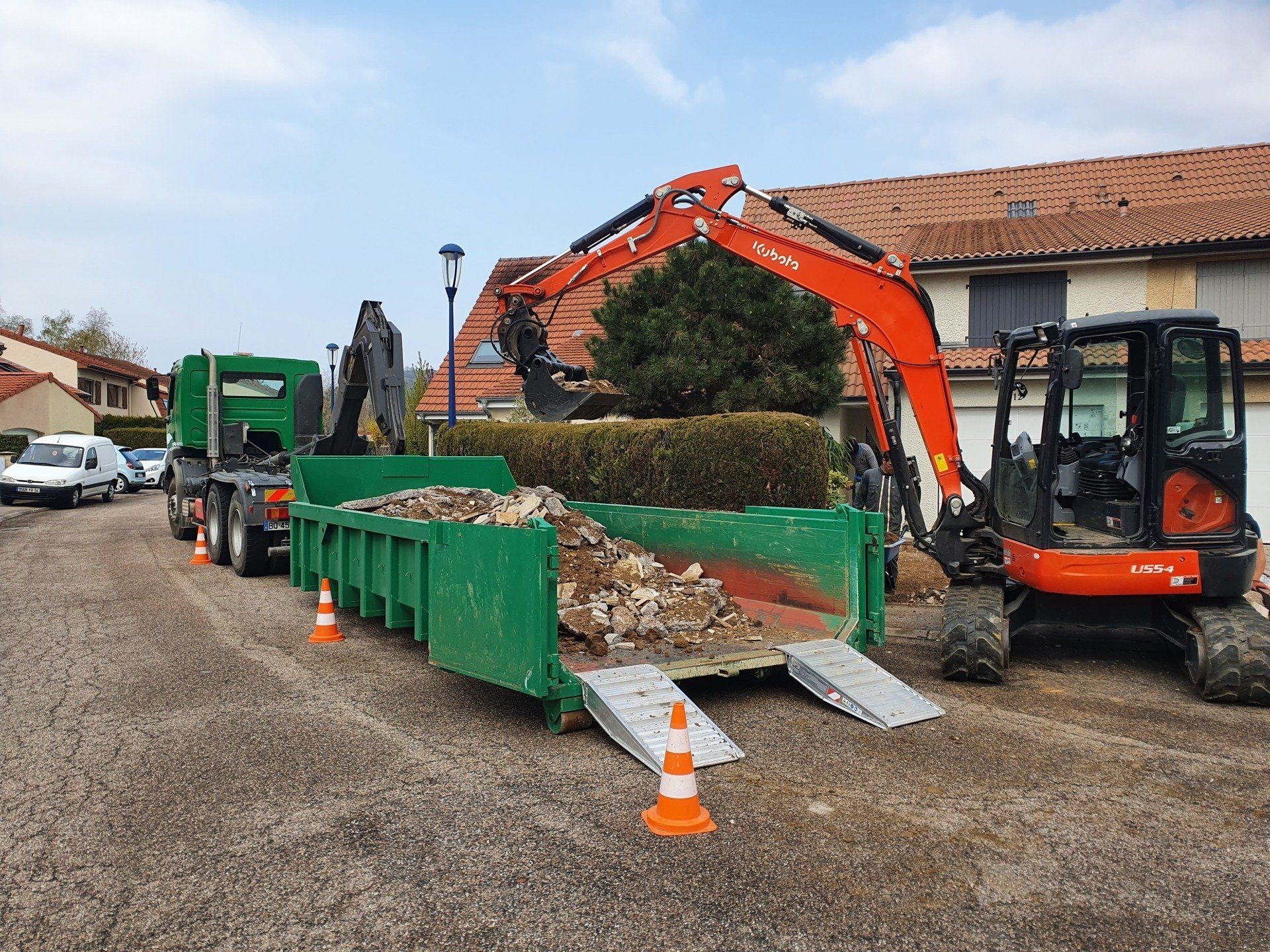 Évacuation des gravats dans une benne verte