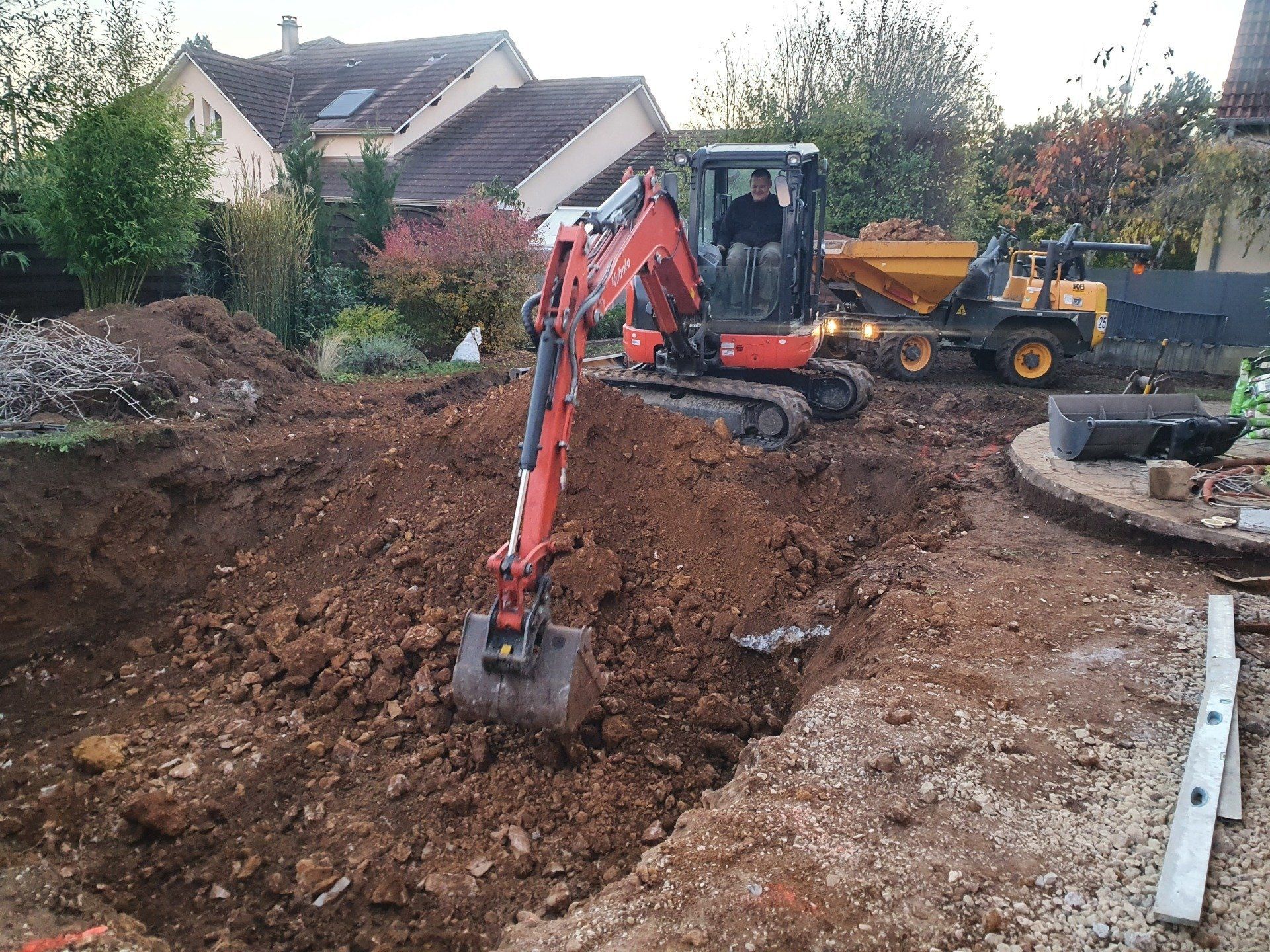 Travaux de terrassement avec une minipelle rouge