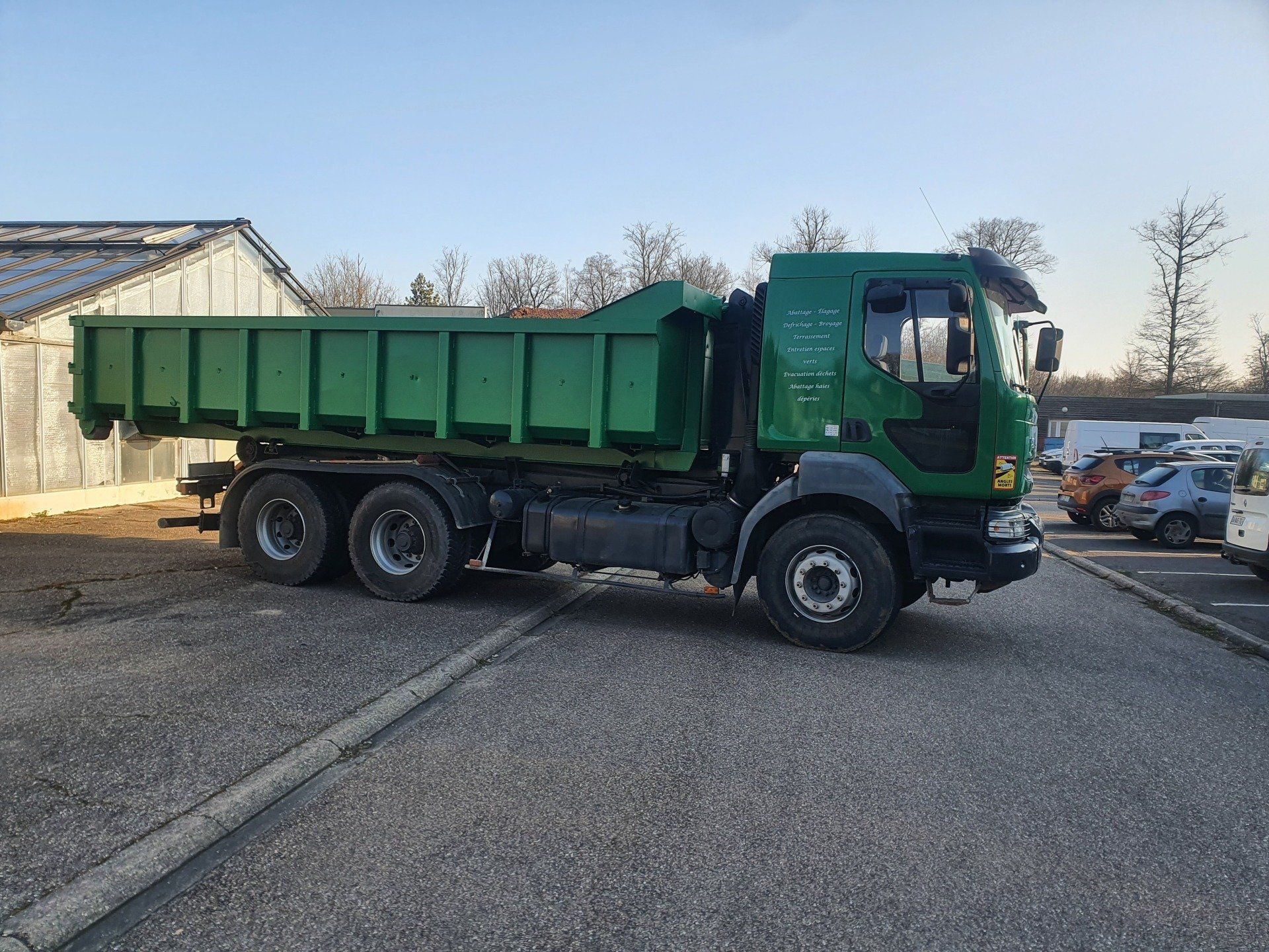 Camion vert vu de côté