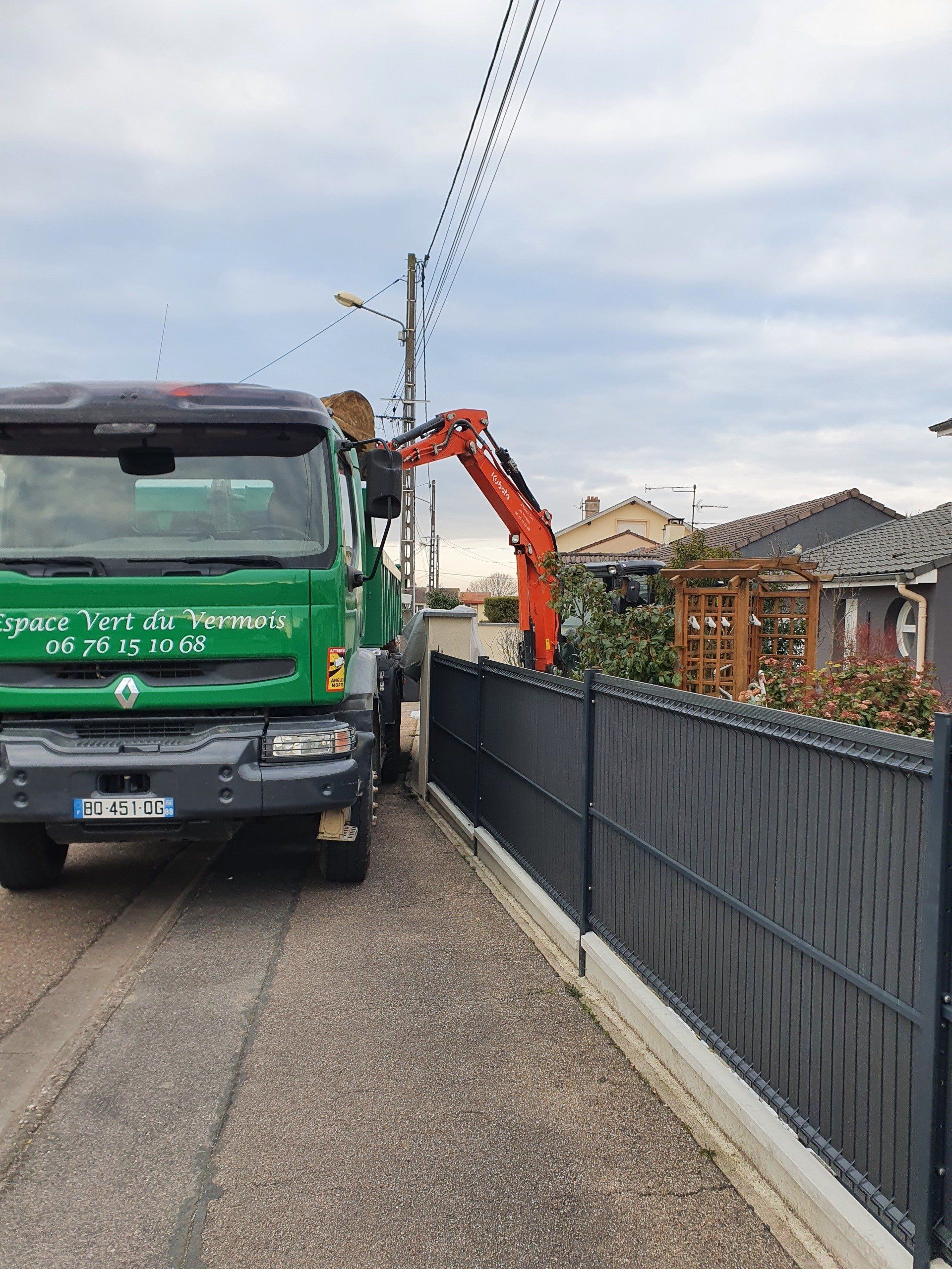 Camion vert vu de face