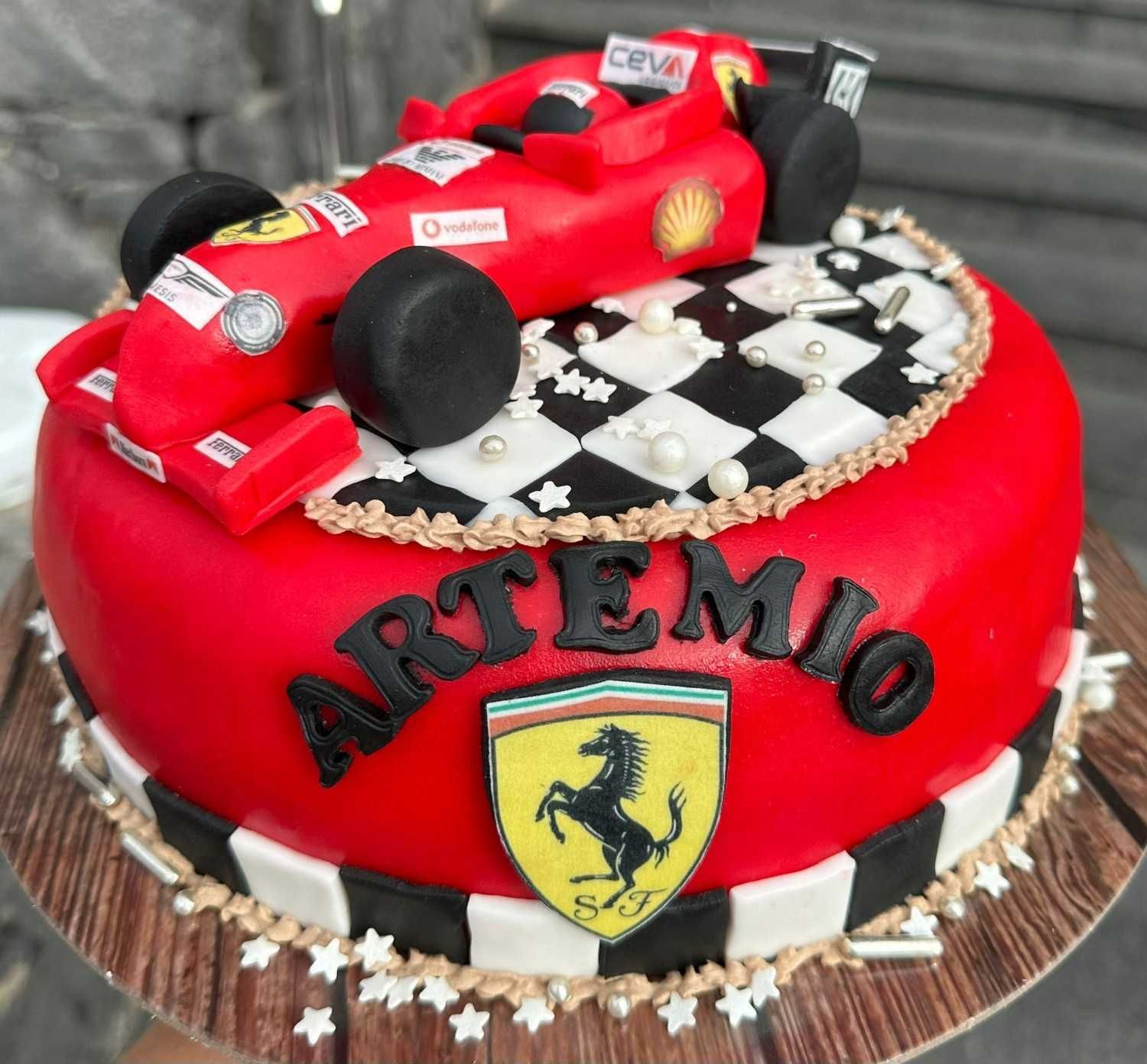 Pastel de coche de carreras rojo con detalles a cuadros blancos y negros y 