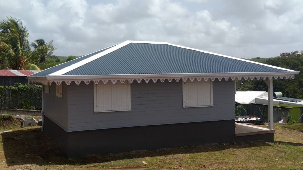 Bungalow avec frise décorative