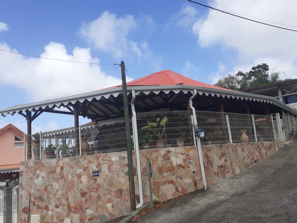 Descente avec frise décorative