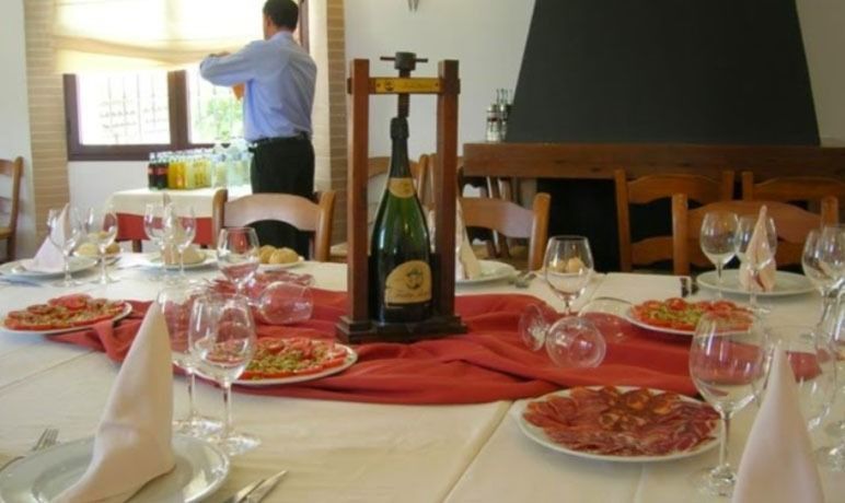 Una botella de champán está sobre una mesa en un restaurante.