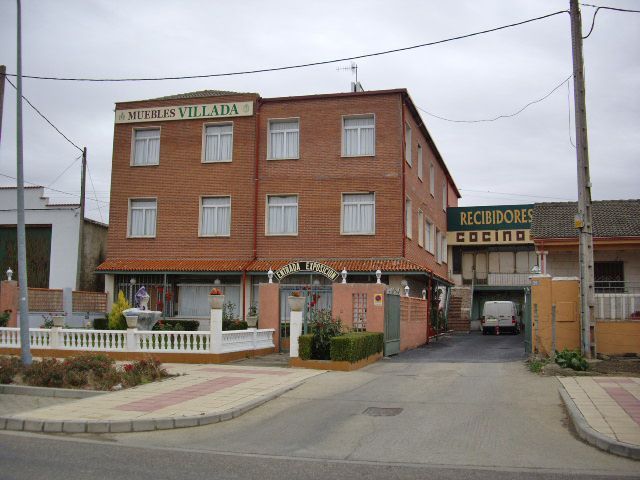 Un edificio de ladrillos con un cartel que dice recordores