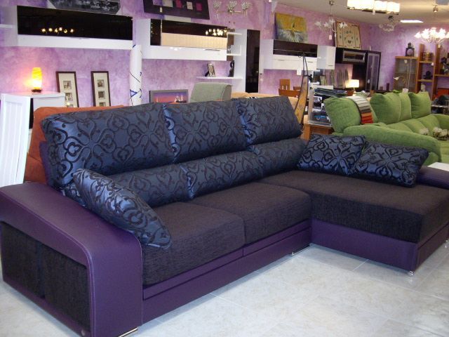 Un sofá seccional morado y negro en una sala de estar.