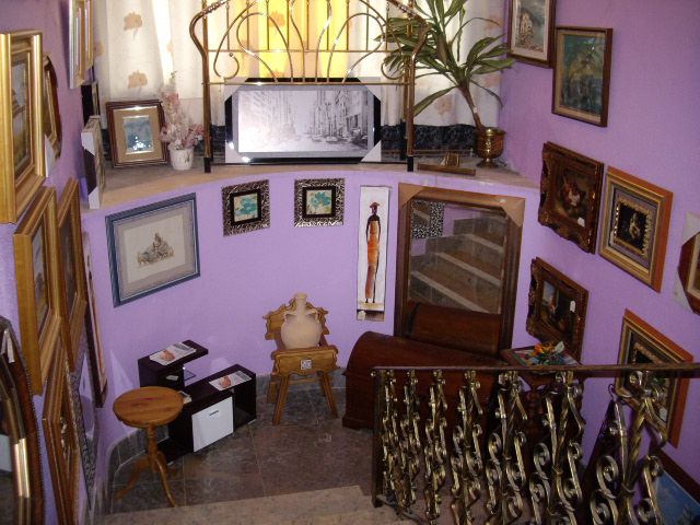 Una habitación con muchos cuadros en las paredes.