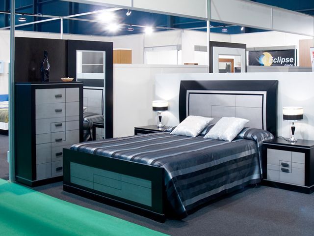 Un dormitorio con un cartel que dice eclipse.