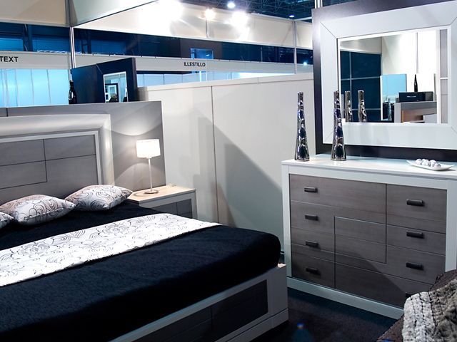 Un dormitorio con una cama grande, tocador y espejo.