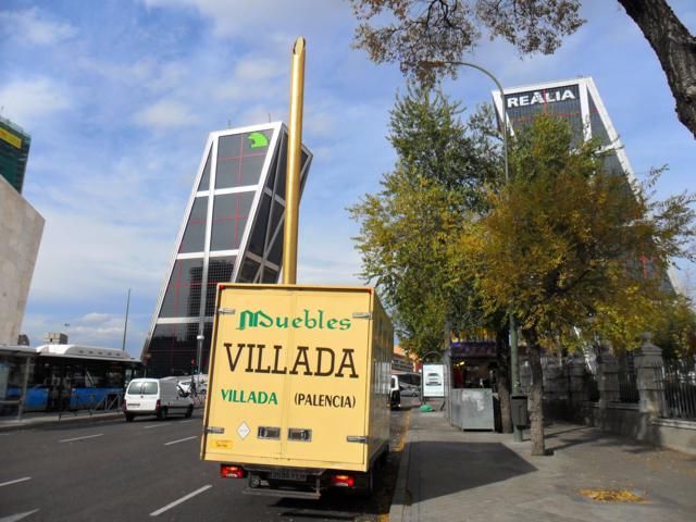 Un camión con un cartel en la parte trasera que dice muebles villada