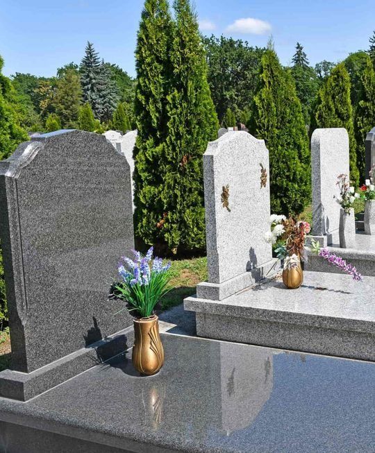 Una tumba con un jarrón de flores encima