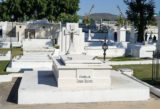 Una tumba en un cementerio con el nombre de Familia en ella.
