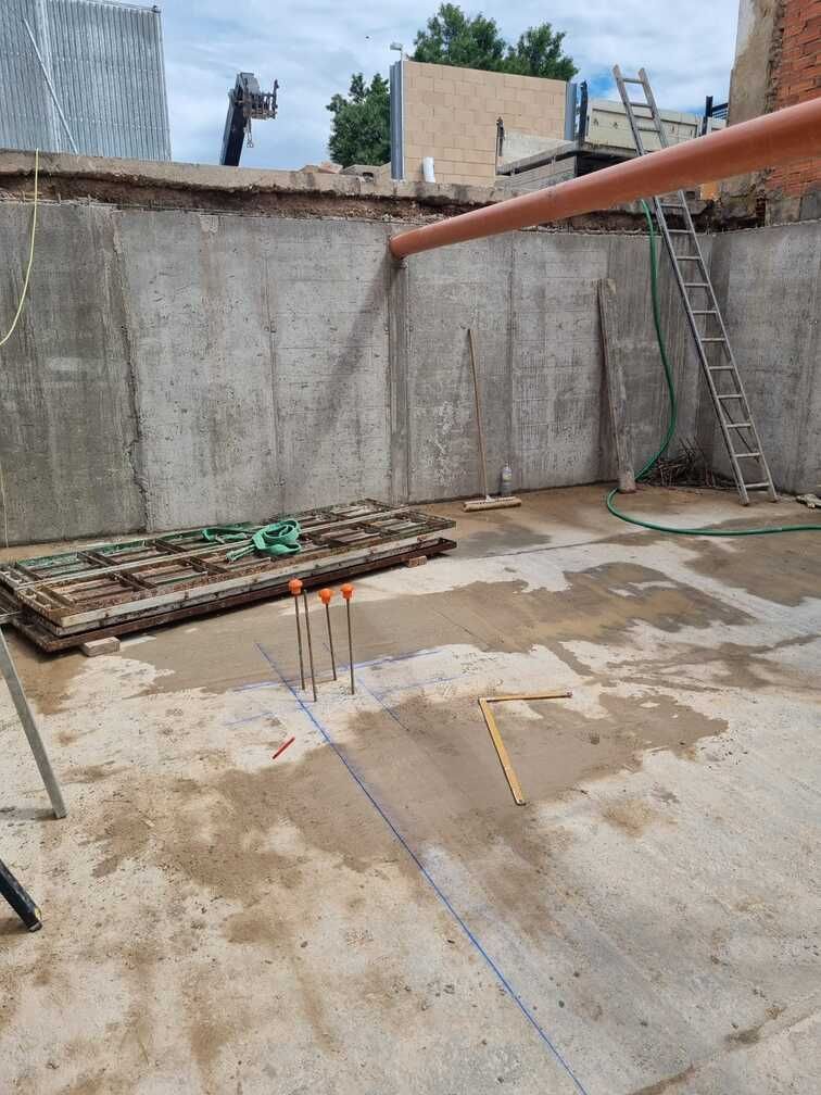 Se está construyendo un muro de hormigón con una escalera al fondo.