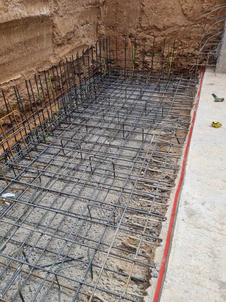 Se está construyendo una gran losa de hormigón en un agujero en el suelo.