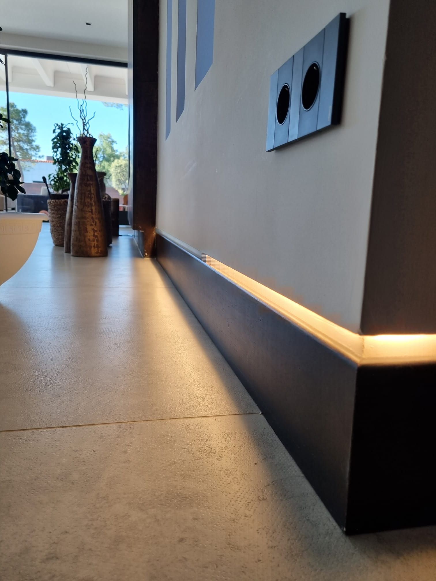 Una esquina de una pared con una luz encendida