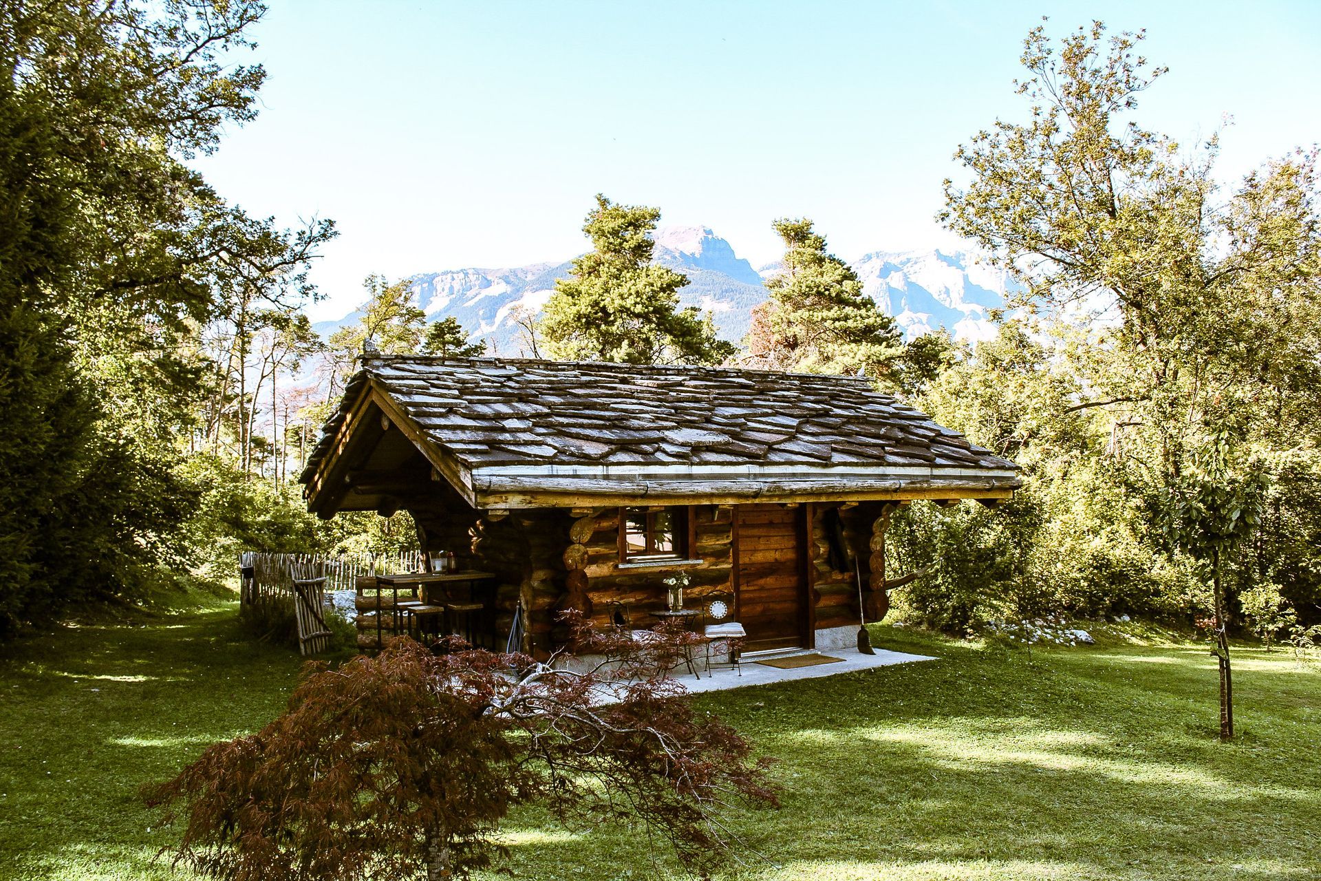 Blockhütte mit Kochnische, Spa & Wellness. Übernachte im magischen Pfynwald im Wallis