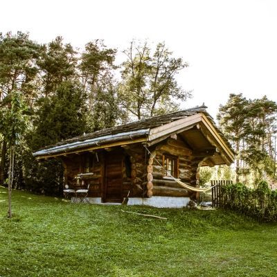 WOODMOOD-Blockhuette-Leuk-Wallis-Schweiz-Mieten-Pfynwald-Spa-Natur-Sport