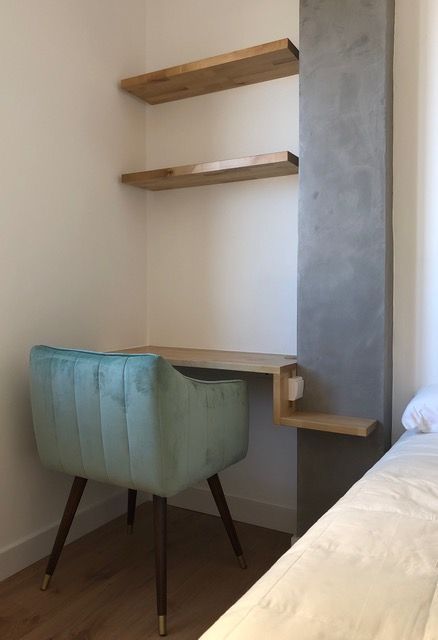 Una silla está en un rincón de una habitación al lado de un escritorio.