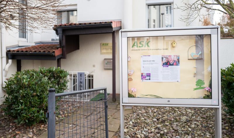 Ein Gebäude mit einem Schild davor, auf dem steht: „Fragen Sie