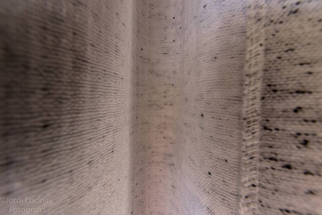 Un primer plano de una pared blanca con manchas negras.