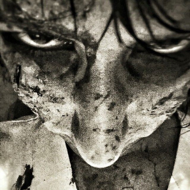 Un primer plano de la cara de una persona con los ojos cerrados.