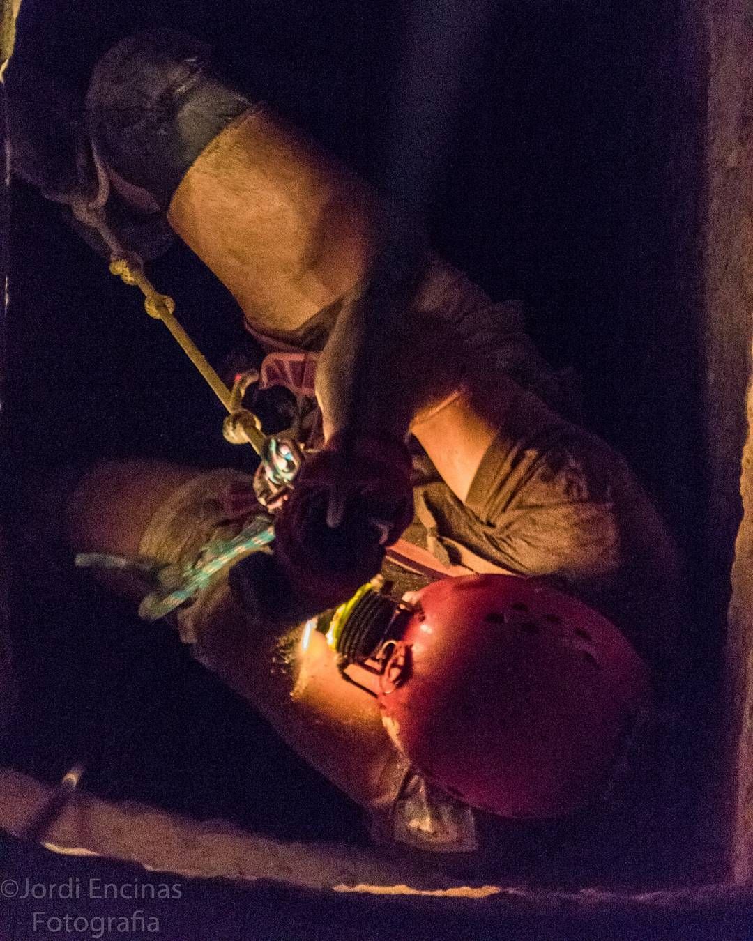 Un hombre con un casco rojo yace en el suelo