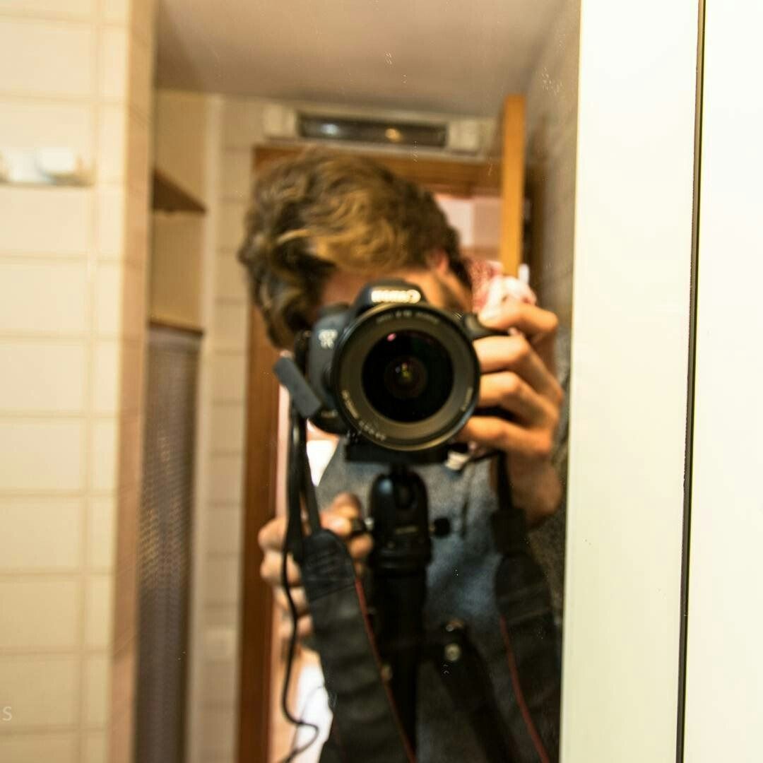 Un hombre se está tomando una foto en el espejo.