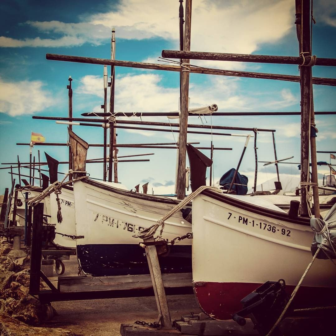 El número 7 está en el costado de un barco.