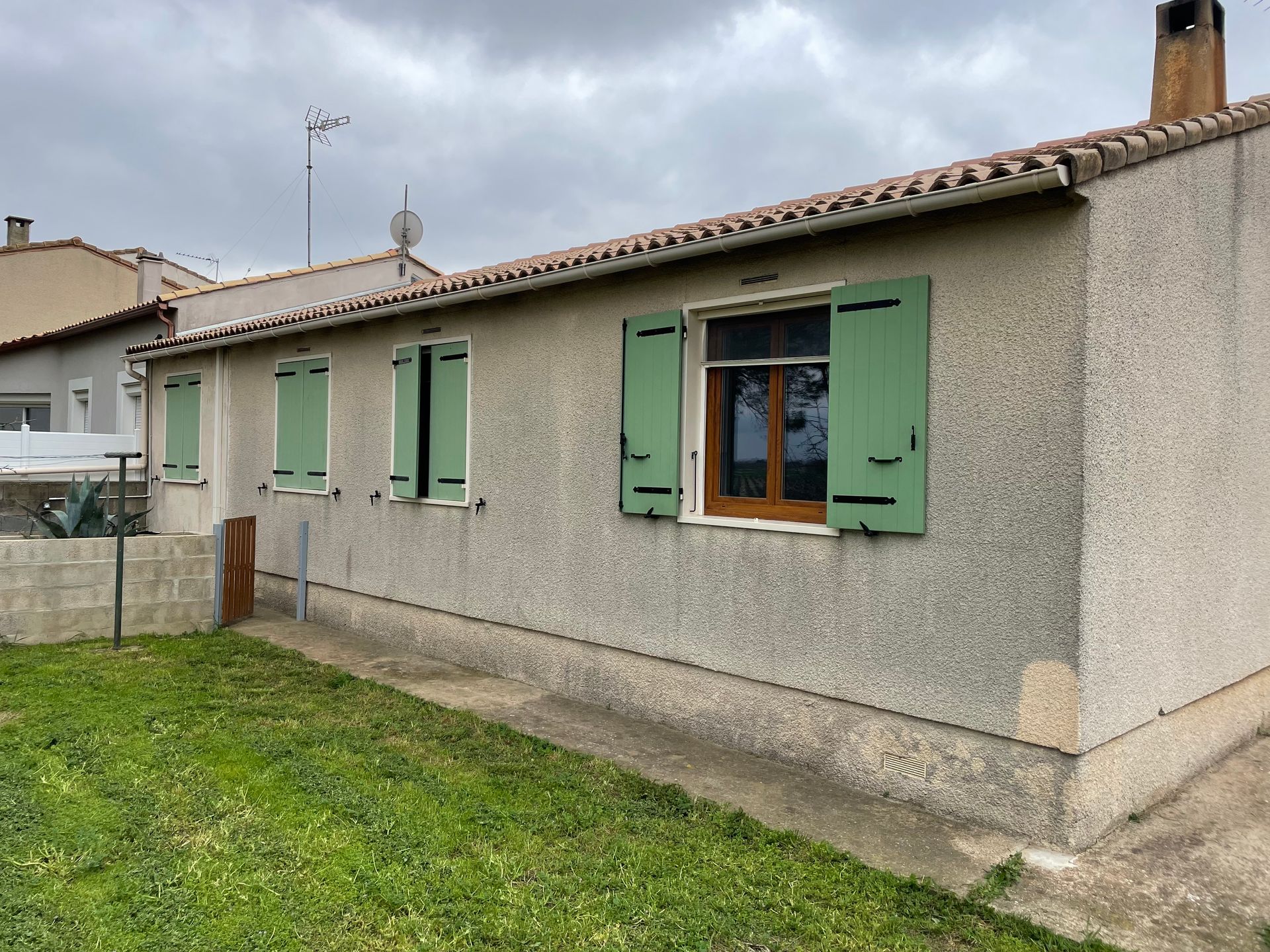 Façade avant le nettoyage avec volets ouverts