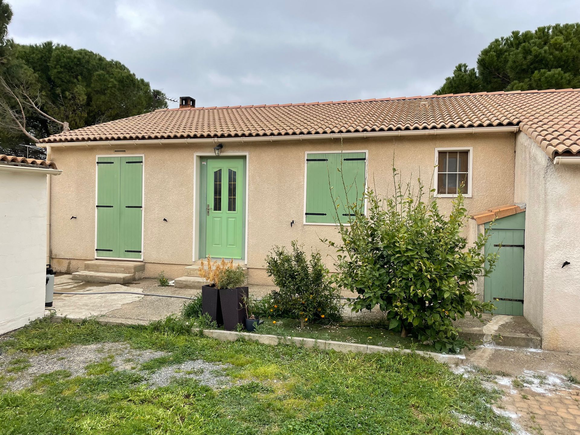 Façade avant de la maison avant le nettoyage et l'imperméabilisation