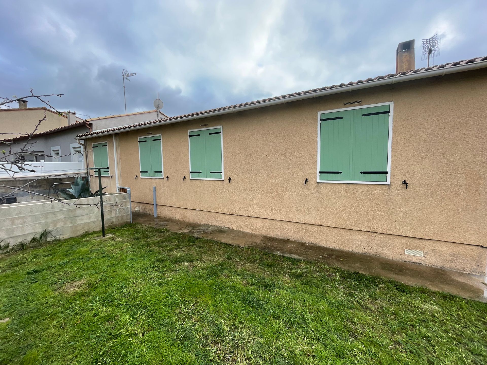 Façade après le nettoyage avec volets clos