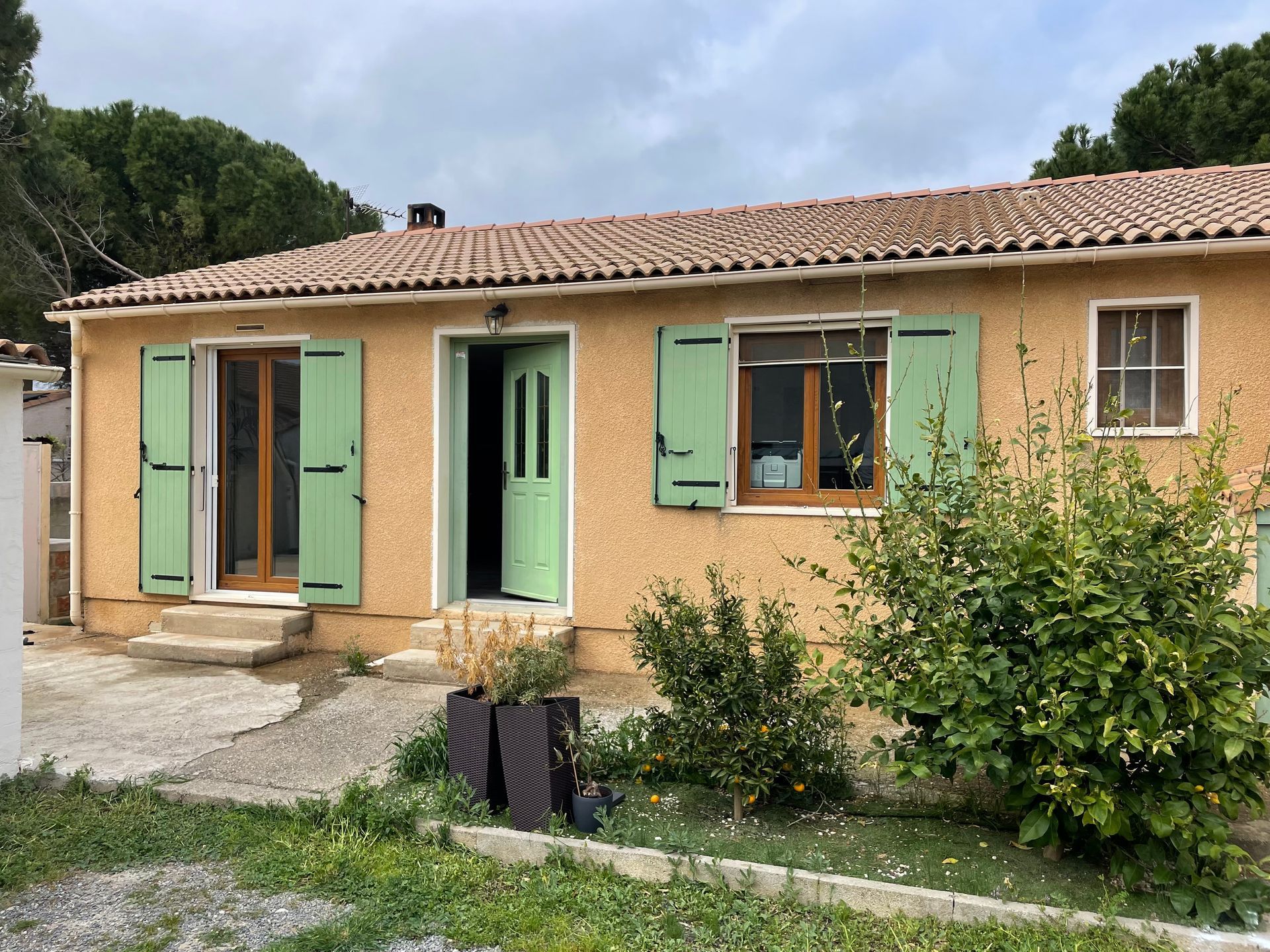 Façade avant de la maison après le nettoyage et l'imperméabilisation