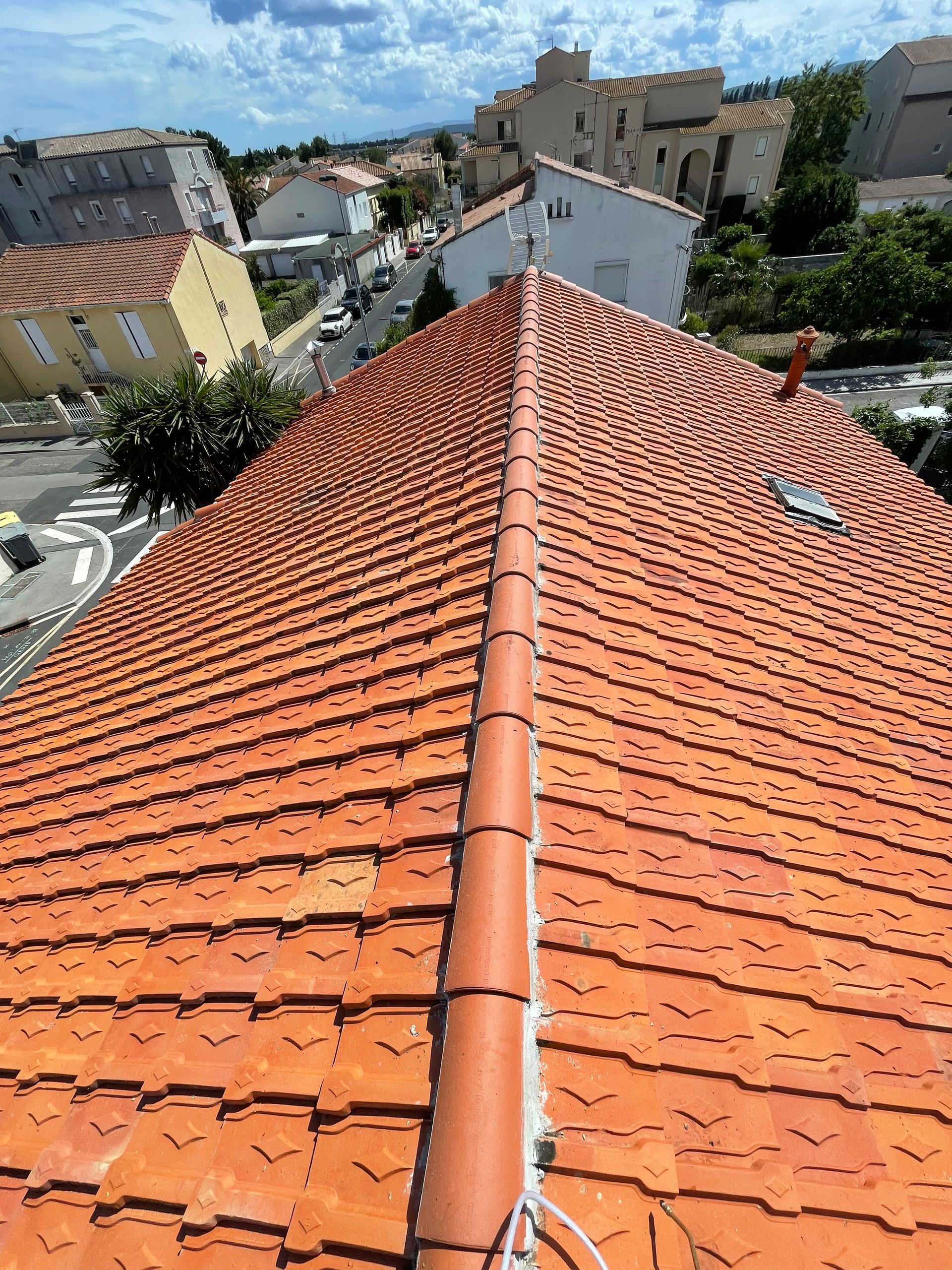 Toiture en tuiles qui a été démoussée et nettoyée