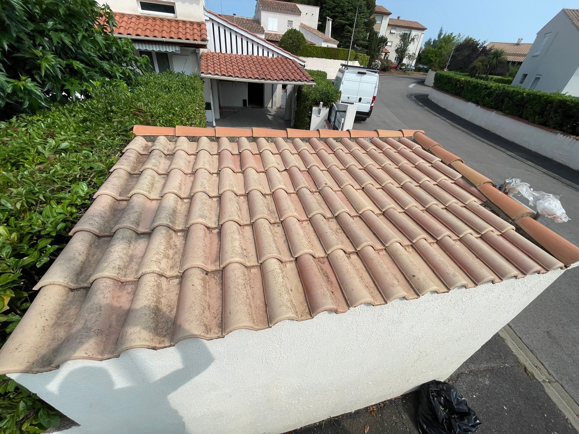 Toiture en tuiles avant le démoussage, le nettoyage et la peinture