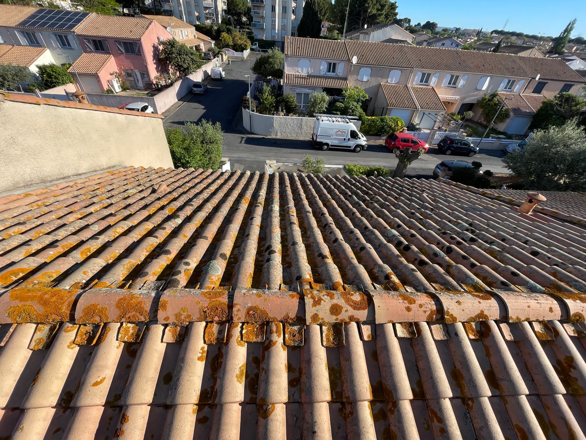 Façade arrière d'une maison avant nettoyage