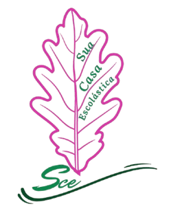 Logotipo: hoja rosa con el texto "Sua Casa Escolástica". "Sce" verde debajo con un swoosh.