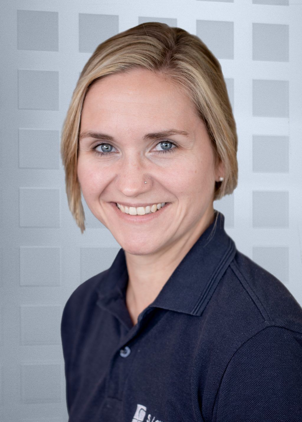 Eine Frau, die ein blaues Hemd trägt