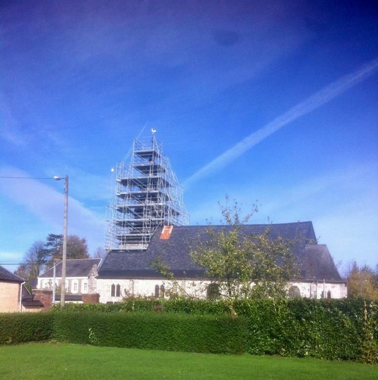 Une tour d'échafaudage au dessus d'une toiture