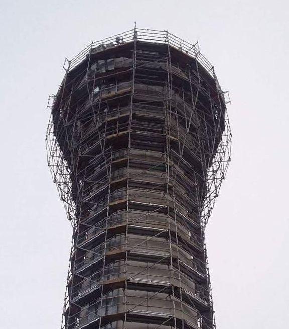 Une tour avec des échafaudages
